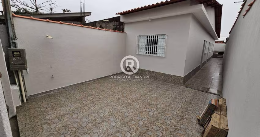 Casa Geminada à Venda em Mongaguá - 2 Dormitórios, Piscina e Espaço Gourmet por R$ 289.000!