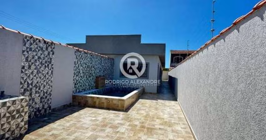 Casa à Venda em Itanhaém - 2 Dormitórios, Piscina e Churrasqueira por R$ 499.000