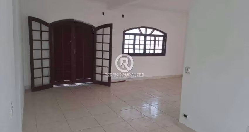 Sobrado à Venda em Itaguaí - 2 Dormitórios, 250 m² e 2 Vagas por R$ 600.000