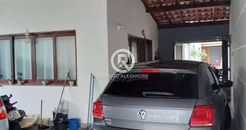 Sobrado à venda em Itanhaém: 5 dormitórios, 1 suíte e espaço gourmet por R$ 750.000