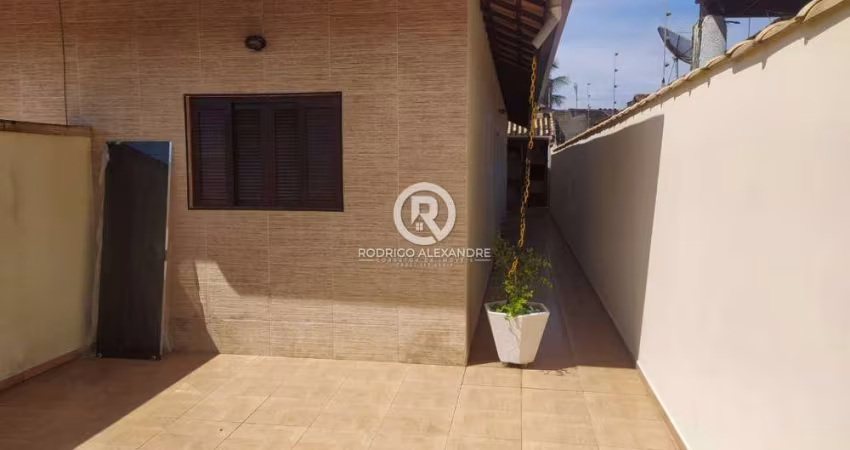 Casa Geminada com 2 Dormitórios e Churrasqueira à Venda em Nova Itanhaém - R$ 340.000