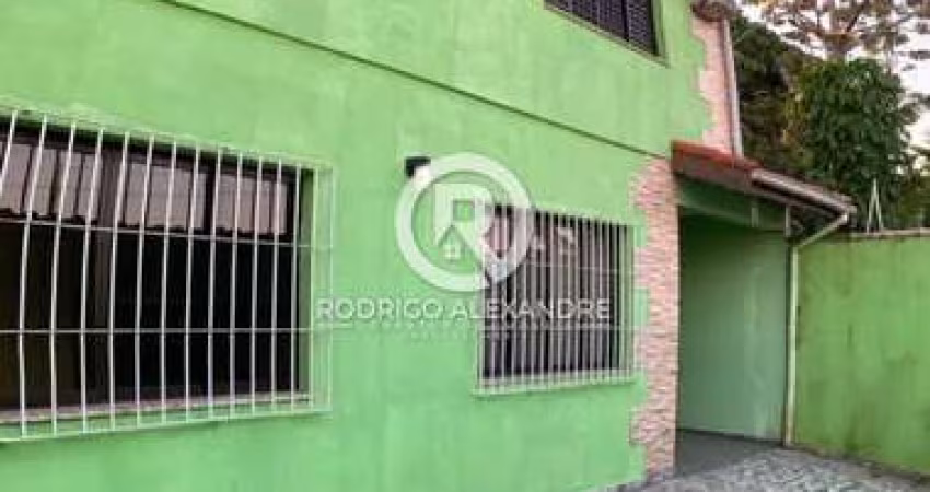 Sobrado à venda em Itanhaém: 3 Dormitórios, Piscina e Área Gourmet - R$ 630.000