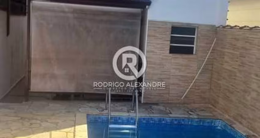 Sobrado à Venda em Itanhaém - 2 Dormitórios, Piscina e Garagem por R$ 370.000