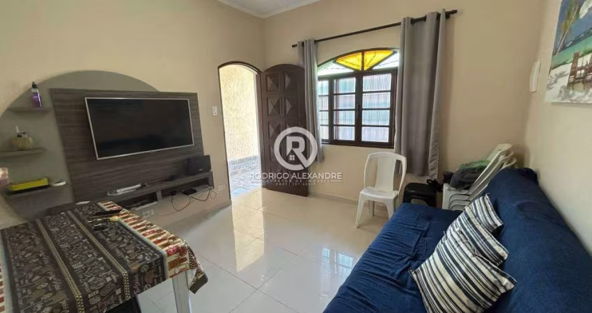 Casa à Venda em Peruíbe: 2 Dormitórios, Suíte, Garagem e Quintal - R$ 370.000