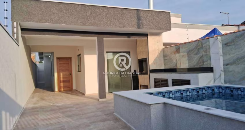 Charmosa Casa Geminada com 3 Dormitórios, Piscina e Cozinha Gourmet à Venda em Peruíbe - R$ 470.000