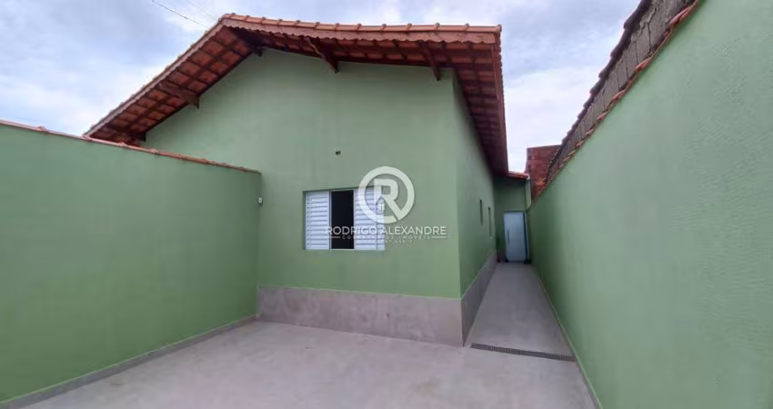 Linda Casa Geminada com 2 Dormitórios, Piscina e Lazer em Mongaguá - R$ 339.900 à Venda!