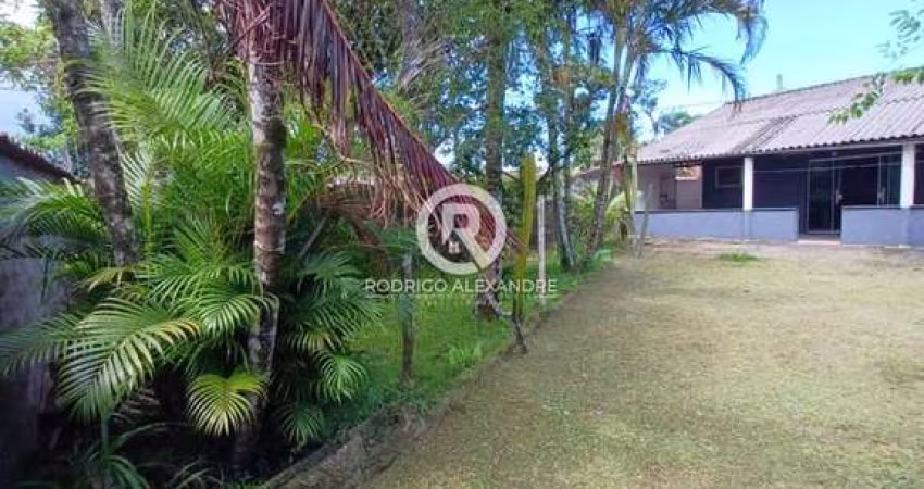 Casa à Venda em Itanhaém - 2 Dorms, Suíte, Garagem para 2 Carros - R$ 350.000