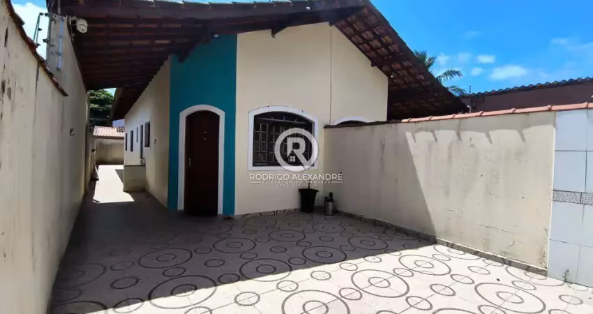 Casa à venda com 2 dormitórios, sala, cozinha e banheiro.