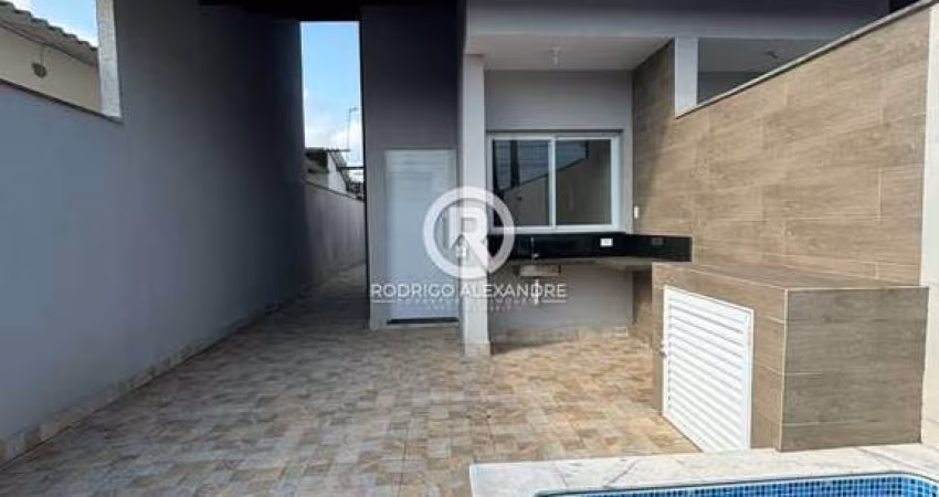 Linda Casa Geminada com 2 Dormitórios e Piscina à Venda em Itanhaém - R$ 330.000