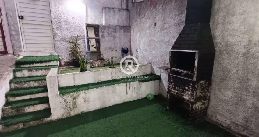 Charmosa Casa com 2 Dormitórios e Quintal à Venda no Parque Real – R$ 650.000