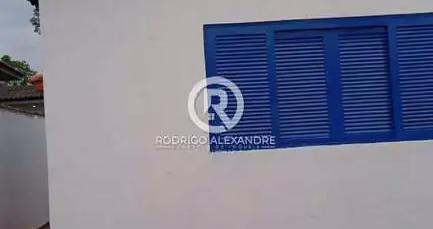Casa à Venda em Jussara, Mongaguá - 2 Dormitórios, Quintal e Garagem - R$ 240.000