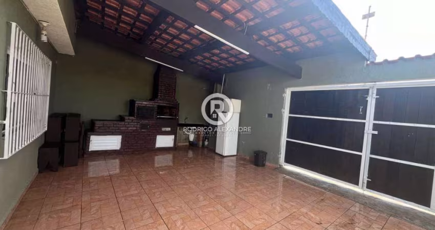 Casa à Venda em Itanhaém - 2 Suítes, Piscina e Próxima a Tudo que Você Precisa!