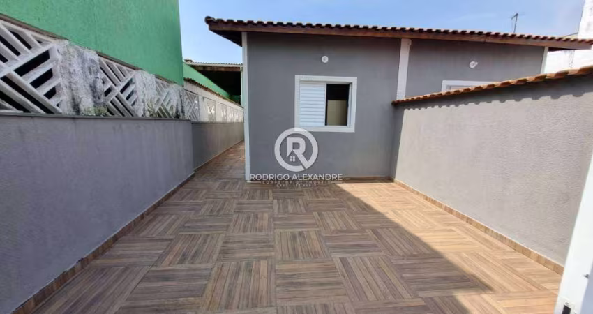 Casa Geminada à Venda em Sion, Itanhaém – 2 Dormitórios, Quintal e Garagem por R$ 225.000