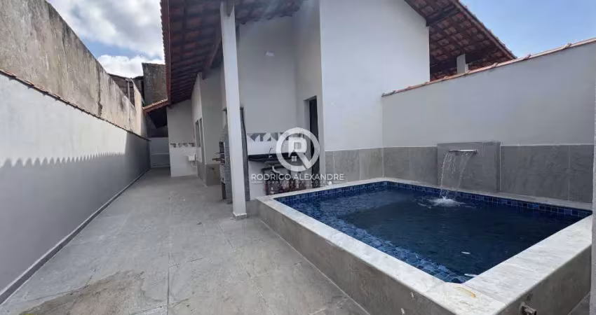 Casa Geminada à Venda em Itanhaém - 2 Dormitórios, Piscina e Churrasqueira por R$ 329.000!
