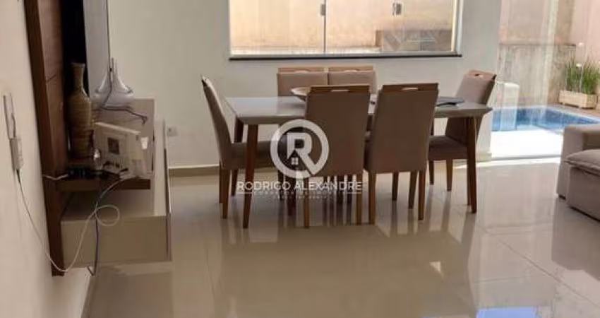 Casa em Condomínio à Venda em Itanhaém: 2 Suítes, Piscina e Varanda - R$ 580.000