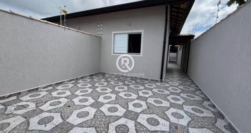 Casa à Venda em Itanhaém - 2 Dormitórios, Suíte, Piscina e Espaço Gourmet por R$ 350.000