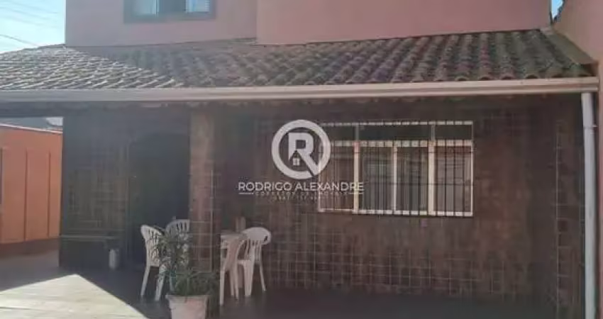 Casa à Venda em Itanhaém - 4 Dormitórios, 1 Suíte, Churrasqueira e Garagem para 8 Veículos