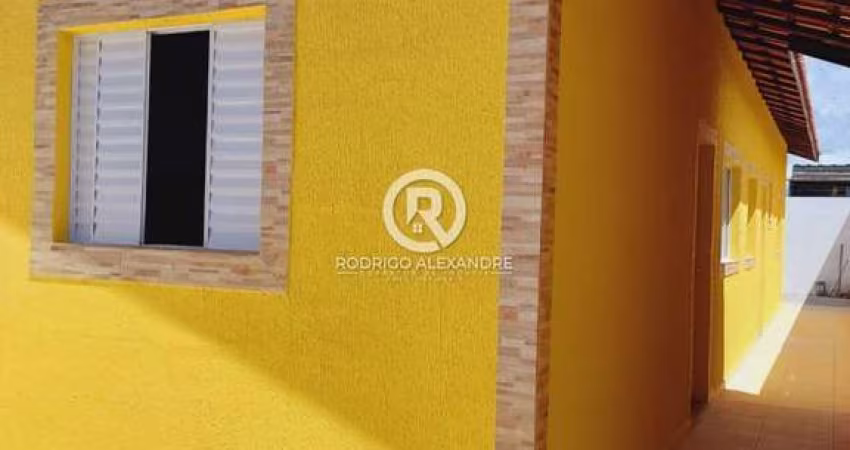 Casa à Venda em Itanhaém - 2 Dormitórios, Espaço Gourmet e Piscina por R$ 240.000