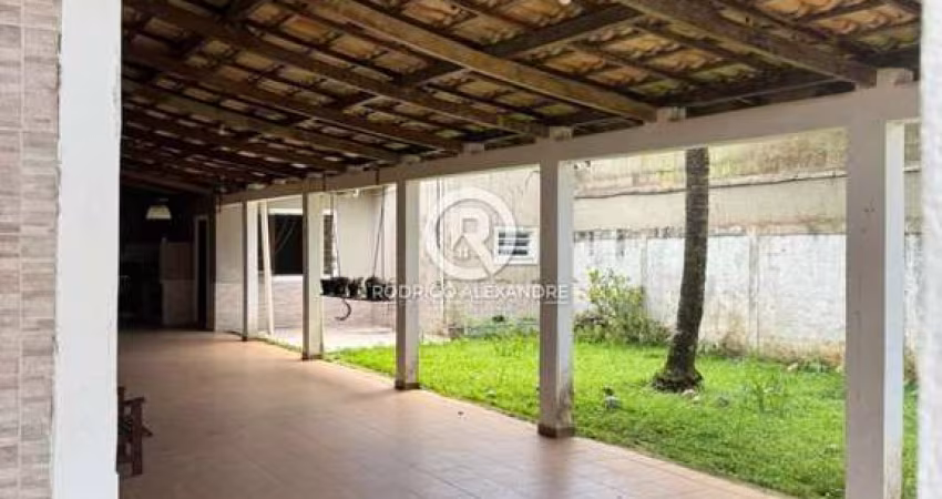 Casa à Venda em Itanhaém: 4 Dormitórios, Espaço Gourmet e 6 Vagas por R$ 620.000