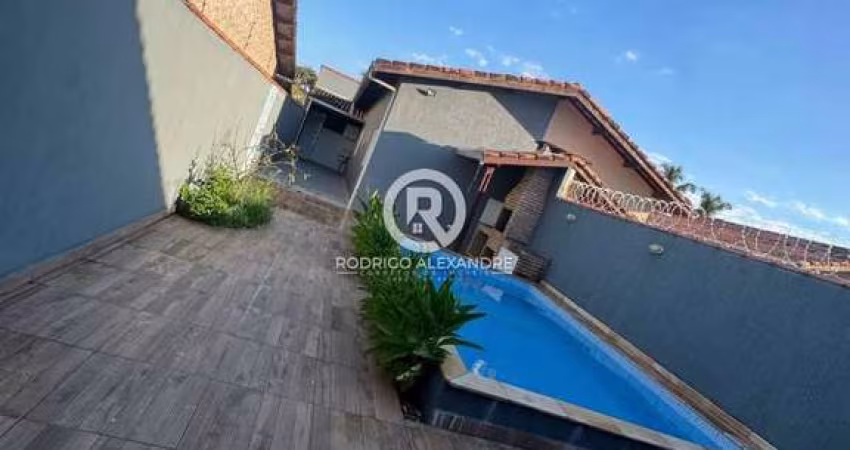Linda Casa à Venda em Cibratel II, Itanhaém - 2 Dormitórios, Suíte e Piscina por R$ 450.000