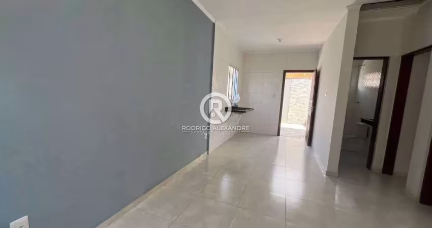 Casa à Venda em Itanhaém - 2 Dormitórios, Suíte, Piscina e Churrasqueira por R$ 290.000!