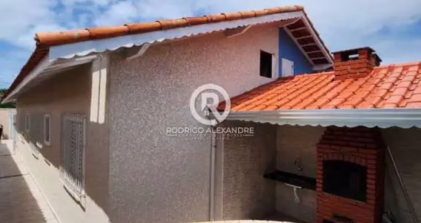 Charmosa Casa à Venda em Nova Itanhaém com 2 Dormitórios, Suíte e Piscina – R$ 375.000