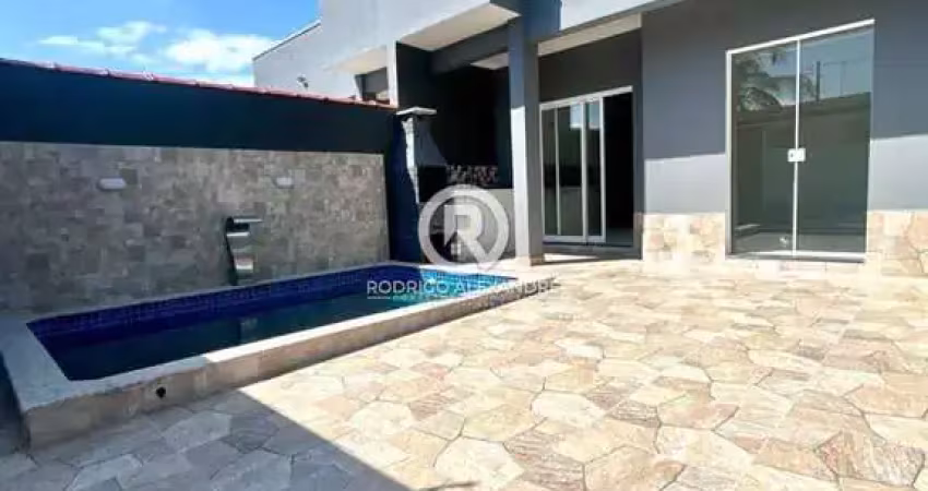 Casa à Venda em Mongaguá com 2 Dormitórios, Suíte e Piscina - Ideal para sua Família!