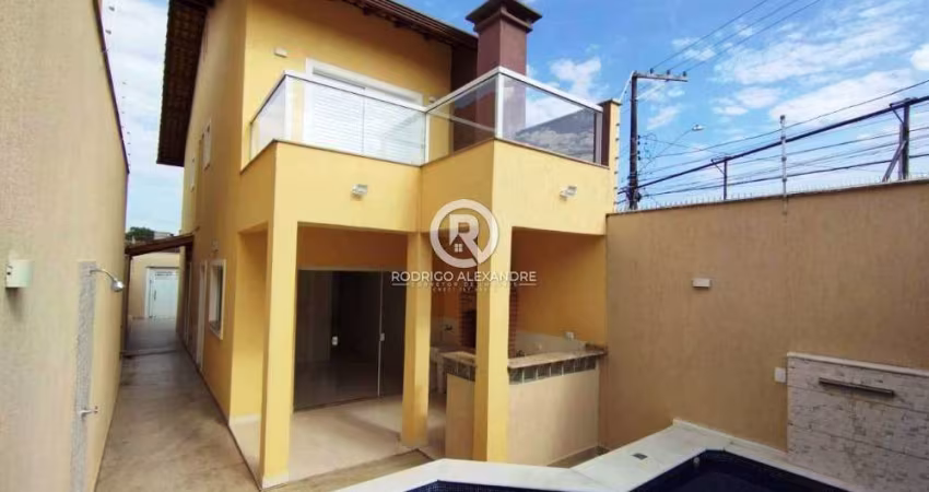 Sobrado à Venda em Itanhaém - 2 Suítes, Piscina, Localização Privilegiada por R$ 470.000
