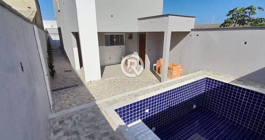 Sobrado à Venda em Mongaguá - 3 Dormitórios, Suíte, Piscina e 2 Vagas de Garagem por R$ 595.000