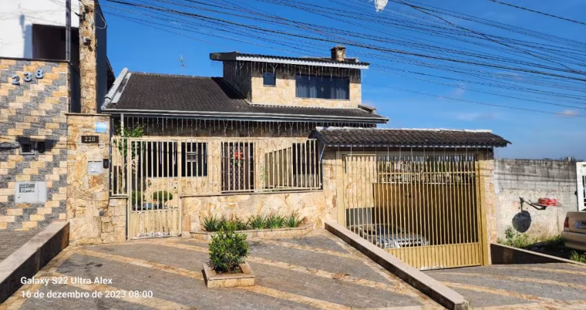 Linda casa com 5 quartos e quintal com pomar