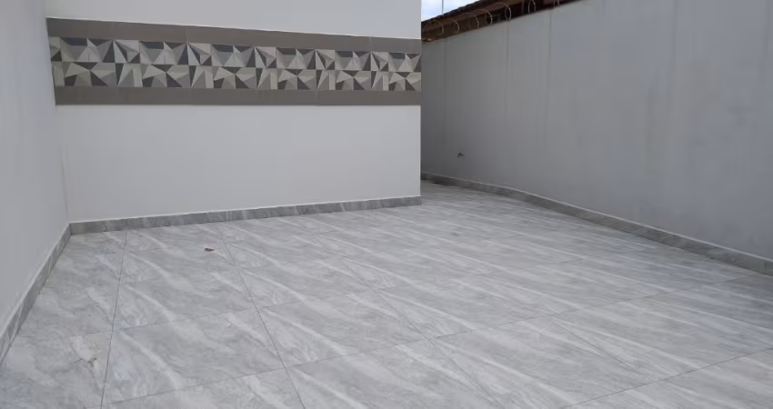 jardim real, casa nova 2 dormitórios sendo 1 suite, garagem, 79 mts do mar