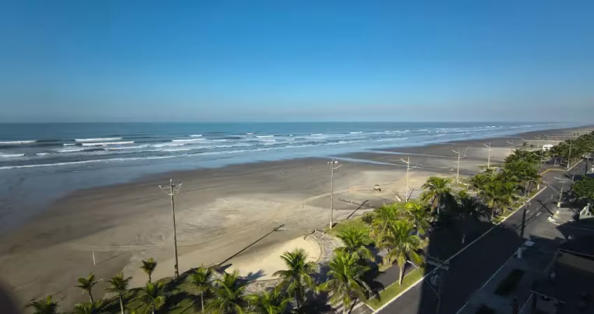 Localizado na desejada vila caiçara, a apenas poucos passos da praia!