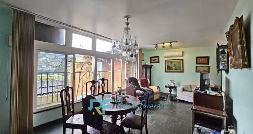 Casa em condomínio com infraestrutura de segurança e lazer, terraço, 4 quartos.