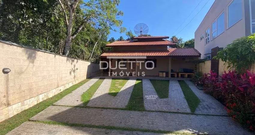 Casa de Praia em condomínio fechado, contando com 02 dormitórios e piscina adulto e infantil, à ven