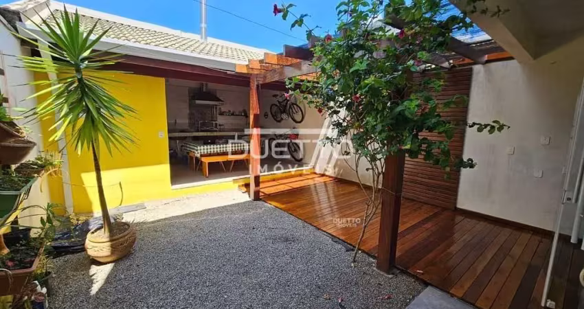 Sobrado de 200m², com 03 dormitórios, sendo 01 suíte, à venda no Residencial Colinas, Mogi das Cruz
