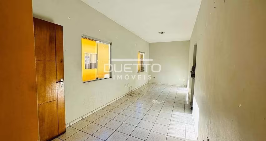 Casa de condomínio com 02 dormitórios e quintal, à venda na Vila São Sebastião, Mogi das Cruzes - S