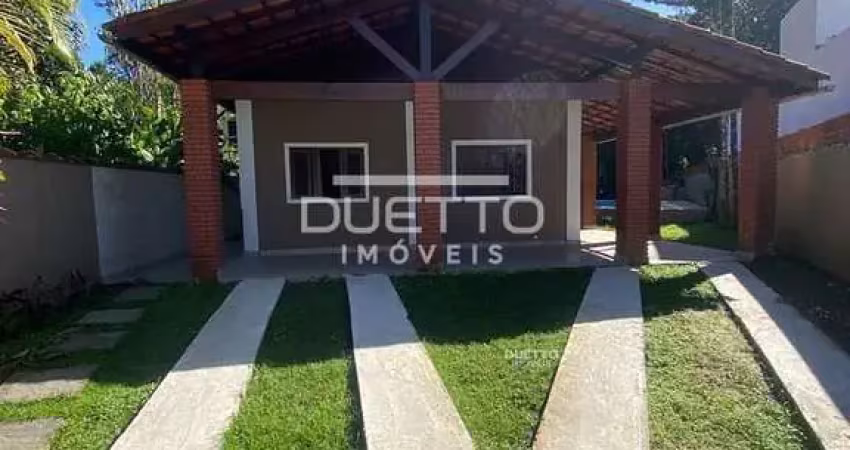 Casa de praia em condomínio fechado, contando com 03 dormitórios e piscina, à venda em bertioga - s