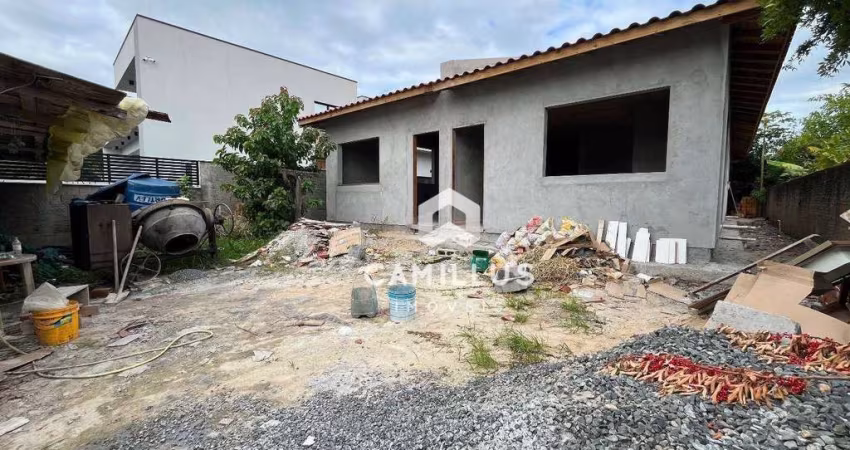 Casa financiável com 3 dormitórios à venda, 97 m² por R$ 650.000 - Carianos - Florianópolis/SC