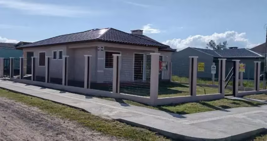 Casa a venda,  3 quartos, sendo 1 suíte, churrasqueira e garagem coberta, próximo ao mar
