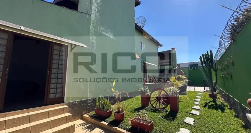 Sobrado completo com 3 dormitórios - área gourmet e amplo jardim