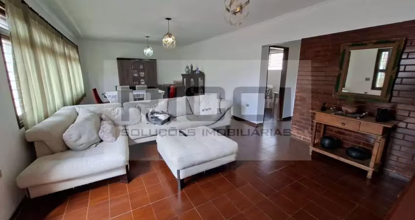 Casa padrão em excelente localização com alto potencial