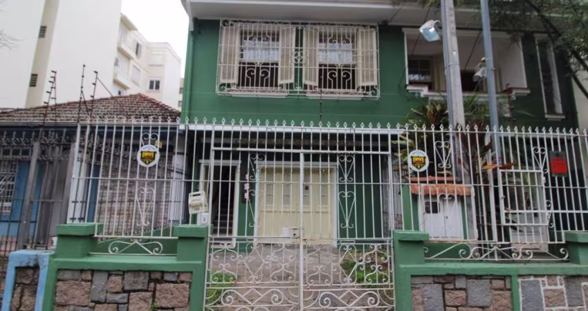 CASA COM LAREIRA EM EXCELENTE LOCALIZAÇÃO