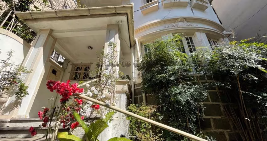 Casa com dois pavimentos em excelente localização