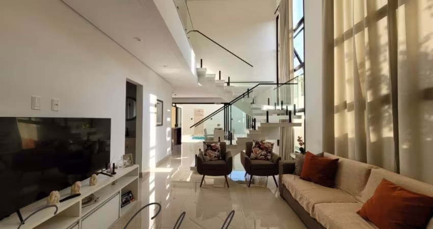 Casa à venda no  Residencial do Jatobá, no bairro Pinheirinho, com 220 m², piscina, no valor de R$1.690.000,00, em Vinhedo, São Paulo.