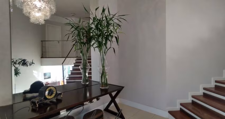 Casa no Condomínio Alpes de Vinhedo, no Bairro Buracão, em Vinhedo,  com 3 Quartos e 5 banheiros à Venda, 385 m² por R$ 2.299.000,00.