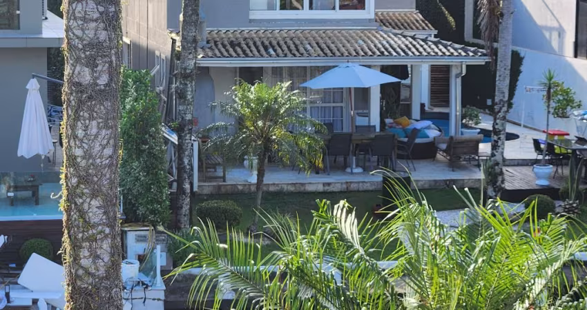 Casa com vaga náutica no condomínio Marina Camboriu