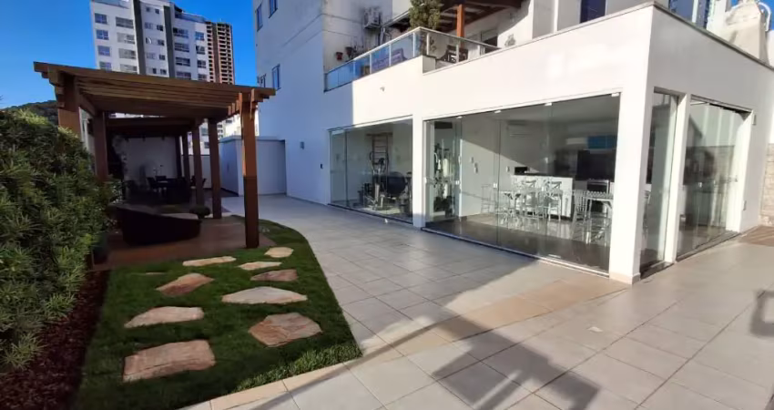 Apartamento com 3 suítes e 3 vagas finamente mobiliado e equipado