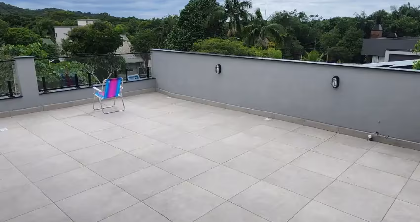 Casa nova na praia do Estaleiro a 650 m da praia