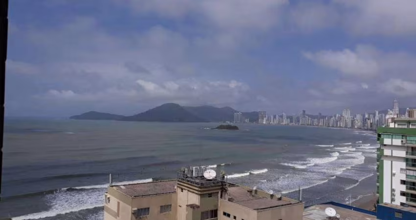 Apartamento FRENTE MAR, lateral na Barra Norte com 3 quartos, sendo uma suíte.
