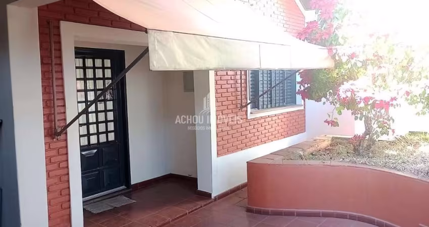 Casa para Venda em Jaboticabal, Centro, 3 dormitórios, 2 suítes, 1 banheiro, 2 vagas